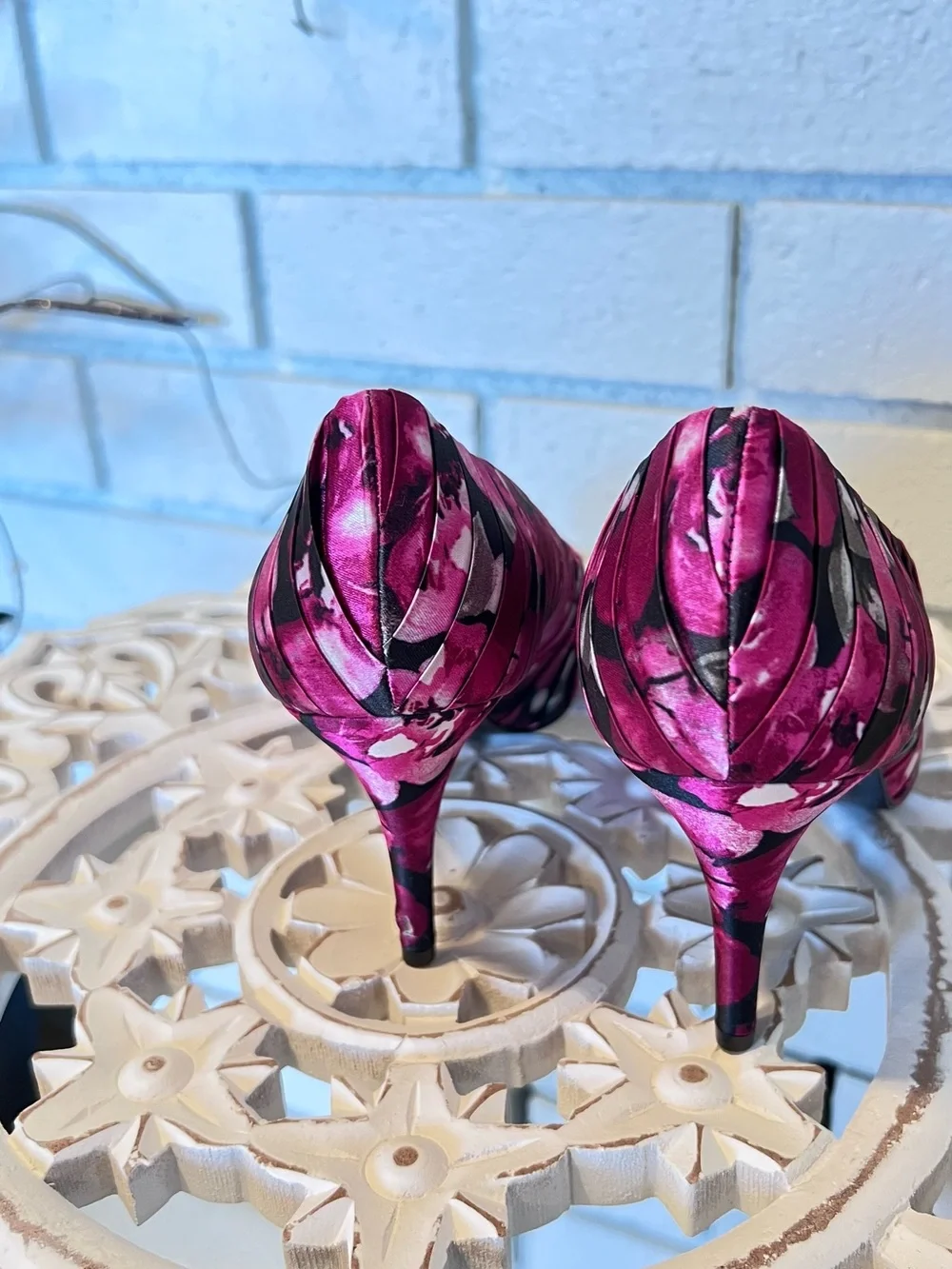 NEW BEAUTIFUL RUCHED APPLE BLOSSOM PEEP-TOE HEELS WHBM 6